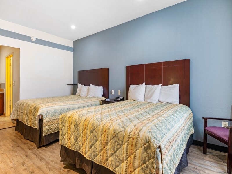 Traditional Studio, 2 Queen Beds, Kitchenette